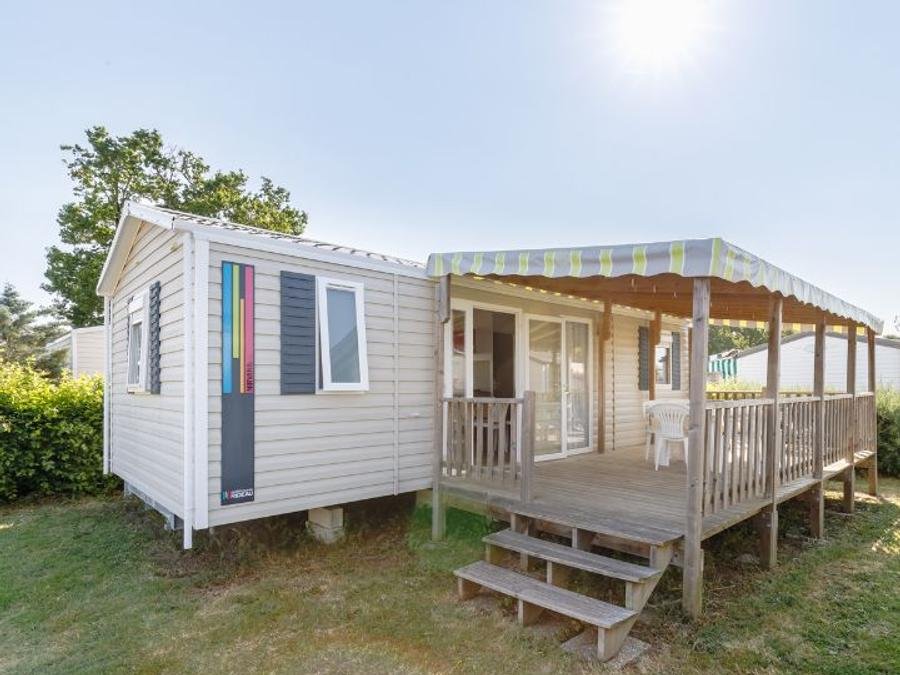 Camping Pas Cher vous présente avec son site Officiel campingpascher.fr, le Camping Le Bois Joli classé 4 étoiles, situé sur la commune de Bois De Cene dans le département Vendée (Pays De La Loire) en France. Le camping Le Bois Joli, vous présente un hébergement de type mobil-home de 32 m² pour 6 personnes et télévision. Le camping Le Bois Joli vous propose du sam. 22 août au sam. 29 août 2026, en promotion à -10% pour 7 nuits à 774,90 € au lieu de 861,0 € soit une Économie de 86,10 €. Cette location propose 1 dates différentes pour réserver votre séjour. Découvrez également les 16 autres gammes d'hébergements du camping. Les Avis clients pour le Camping Le Bois Joli sont excellents avec une note moyenne de 8 sur 10. Mer, Lagon, Piscine couverte, Piscine extérieure, Animation enfants, Animations familiales, Aire de jeux enfants, Ping-pong, Pédalo, Pétanque, Structure gonflable enfants, Bar, Boulangerie, Bureau de tabac, Créperie, Restaurant, Snack/Bar, Supermarché, Épicerie,... En savoir plus : cliquez-ICI.