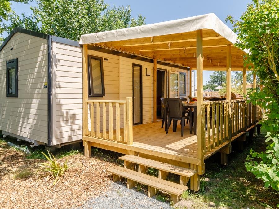 Camping Pas Cher vous présente avec son site Officiel campingpascher.fr, le Camping Le Bois Joli classé 4 étoiles, situé sur la commune de Bois De Cene dans le département Vendée (Pays De La Loire) en France. Le camping Le Bois Joli, vous présente un hébergement de type mobil-home de 27 m² pour 3 personnes et télévision. Le camping Le Bois Joli vous proposeun séjour PAS CHER avec une REMISEdu sam. 29 août au sam. 05 septembre 2026, en promotion à -30% pour 7 nuits à 210,70 € au lieu de 301,0 € soit une Économie de 90,30 €. Cette location propose 39 dates différentes pour réserver votre séjour. Découvrez également les 16 autres gammes d'hébergements du camping. Les Avis clients pour le Camping Le Bois Joli sont excellents avec une note moyenne de 8 sur 10. Mer, Lagon, Piscine couverte, Piscine extérieure, Animation enfants, Animations familiales, Aire de jeux enfants, Ping-pong, Pédalo, Pétanque, Structure gonflable enfants, Bar, Boulangerie, Bureau de tabac, Créperie, Restaurant, Snack/Bar, Supermarché, Épicerie,... En savoir plus : cliquez-ICI.