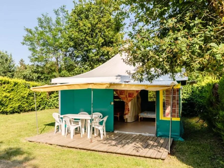 Camping Pas Cher vous présente avec son site Officiel campingpascher.fr, le Camping Le Bois Joli classé 4 étoiles, situé sur la commune de Bois De Cene dans le département Vendée (Pays De La Loire) en France. Le camping Le Bois Joli vous propose un hébergement de type bungalow toilé de 25 m² pour 5 personnes. Cet hébergement propose plus de 59 dates différentes pour réserver ! Pour dévouvrir la période la moins chère, consultez la rubrique 'Tarifs' et sélectionnez votre mois de départ. L'établissement vous propose 16 autres types d'hébergements. Découvrez tous nos séjours à petits prix dans la commune et aux alentours de Bois De Cene du département : Vendée (Pays De La Loire). Les Avis clients pour le Camping Le Bois Joli sont excellents avec une note moyenne de 8 sur 10. Mer, Lagon, Piscine couverte, Piscine extérieure, Animation enfants, Animations familiales, Aire de jeux enfants, Ping-pong, Pédalo, Pétanque, Structure gonflable enfants, Bar, Boulangerie, Bureau de tabac, Créperie, Restaurant, Snack/Bar, Supermarché, Épicerie,... En savoir plus : cliquez-ICI.