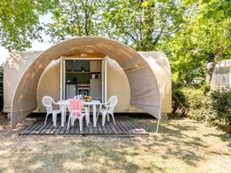 Camping Pas Cher vous présente avec son site Officiel campingpascher.fr, le Camping Maeva Escapades Le Bois Joli classé 4 étoiles, situé sur la commune de Bois De Cene dans le département Vendée (Pays De La Loire) en France. Le camping Maeva Escapades Le Bois Joli, vous présente un hébergement de type bungalow toilé de 16 m². Le camping Maeva Escapades Le Bois Joli vous proposeun séjour PAS CHER avec une REMISEdu jeudi 30 avril au jeudi 07 mai 2026, en promotion à -30% pour 7 nuits à 119 € au lieu de 170,0 € soit une Économie de 51 €. Cette location propose 98 dates différentes pour réserver votre séjour. Découvrez également les 7 autres gammes d'hébergements du camping. Les Avis clients pour le Camping Maeva Escapades Le Bois Joli sont excellents avec une note moyenne de 8 sur 10. Mer, Lagon, Piscine couverte, Piscine extérieure, Animation enfants, Animations familiales, Aire de jeux enfants, Ping-pong, Pédalo, Pétanque, Structure gonflable enfants, Bar, Boulangerie, Bureau de tabac, Créperie, Restaurant, Snack/Bar, Supermarché, Épicerie,... En savoir plus : cliquez-ICI.