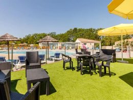 Camping Pas Cher vous présente avec son site Officiel campingpascher.fr, le Camping Maeva Escapades Le Bois Joli classé 4 étoiles, situé sur la commune de Bois De Cene dans le département Vendée (Pays De La Loire) en France. Le camping Maeva Escapades Le Bois Joli, vous présente un hébergement de type bungalow toilé de 16 m². Le camping Maeva Escapades Le Bois Joli vous proposeun séjour PAS CHER avec une REMISEdu jeudi 30 avril au jeudi 07 mai 2026, en promotion à -30% pour 7 nuits à 119 € au lieu de 170,0 € soit une Économie de 51 €. Cette location propose 98 dates différentes pour réserver votre séjour. Découvrez également les 7 autres gammes d'hébergements du camping. Les Avis clients pour le Camping Maeva Escapades Le Bois Joli sont excellents avec une note moyenne de 8 sur 10. Mer, Lagon, Piscine couverte, Piscine extérieure, Animation enfants, Animations familiales, Aire de jeux enfants, Ping-pong, Pédalo, Pétanque, Structure gonflable enfants, Bar, Boulangerie, Bureau de tabac, Créperie, Restaurant, Snack/Bar, Supermarché, Épicerie,... En savoir plus : cliquez-ICI.