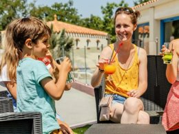 Camping Pas Cher vous présente avec son site Officiel campingpascher.fr, le Camping Maeva Escapades Le Bois Joli classé 4 étoiles, situé sur la commune de Bois De Cene dans le département Vendée (Pays De La Loire) en France. Le camping Maeva Escapades Le Bois Joli, vous présente un hébergement de type bungalow toilé de 25 m² pour 5 personnes. Le camping Maeva Escapades Le Bois Joli vous proposeun séjour PAS CHER avec une REMISEdu dimanche 03 mai au dimanche 10 mai 2026, en promotion à -30% pour 7 nuits à 189 € au lieu de 270,0 € soit une Économie de 81 €. Cette location propose 101 dates différentes pour réserver votre séjour. Découvrez également les 7 autres gammes d'hébergements du camping. Les Avis clients pour le Camping Maeva Escapades Le Bois Joli sont excellents avec une note moyenne de 8 sur 10. Mer, Lagon, Piscine couverte, Piscine extérieure, Animation enfants, Animations familiales, Aire de jeux enfants, Ping-pong, Pédalo, Pétanque, Structure gonflable enfants, Bar, Boulangerie, Bureau de tabac, Créperie, Restaurant, Snack/Bar, Supermarché, Épicerie,... En savoir plus : cliquez-ICI.