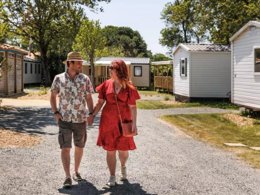 Camping Pas Cher vous présente avec son site Officiel campingpascher.fr, le Camping Maeva Escapades Le Bois Joli classé 4 étoiles, situé sur la commune de Bois De Cene dans le département Vendée (Pays De La Loire) en France. Le camping Maeva Escapades Le Bois Joli, vous présente un hébergement de type mobil-home de 33 m² et télévision. Le camping Maeva Escapades Le Bois Joli vous proposeun séjour PAS CHER avec une REMISEdu sam. 26 septembre au sam. 03 octobre 2026, en promotion à -36% pour 7 nuits à 209 € au lieu de 329,0 € soit une Économie de 120 €. Cette location propose 26 dates différentes pour réserver votre séjour. Découvrez également les 8 autres gammes d'hébergements du camping. Les Avis clients pour le Camping Maeva Escapades Le Bois Joli sont excellents avec une note moyenne de 8 sur 10. Mer, Lagon, Piscine couverte, Piscine extérieure, Animation enfants, Animations familiales, Aire de jeux enfants, Ping-pong, Pédalo, Pétanque, Structure gonflable enfants, Bar, Boulangerie, Bureau de tabac, Créperie, Restaurant, Snack/Bar, Supermarché, Épicerie,... En savoir plus : cliquez-ICI.