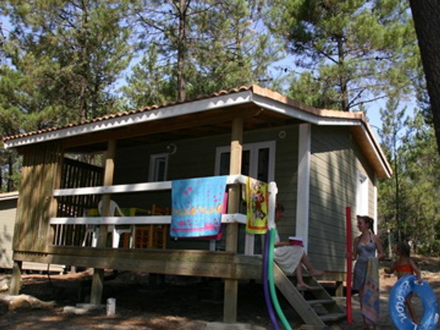 Camping Pas Cher vous présente avec son site Officiel campingpascher.fr, le Camping La Simioune classé 3 étoiles, situé sur la commune de Bollene dans le département Vaucluse (Provence Alpes Côte D'azur) en France. Le camping La Simioune vous propose un hébergement de type chalet de 25 m². L'établissement vous propose 10 autres types d'hébergements. Découvrez tous nos séjours à petits prix dans la commune et aux alentours de Bollene du département : Vaucluse (Provence Alpes Côte D'azur). Les Avis clients pour le Camping La Simioune sont excellents avec une note moyenne de 8 sur 10. Piscine extérieure, Animations familiales, Aire de jeux enfants, Canoë-kayak, Centre équestre, Court de tennis, Golf, Ping-pong, Pétanque, Terrain de volley-ball, Terrain multisports, Bar, Dépôt de pain, Plats à emporter, Snack/Bar, Épicerie,... En savoir plus : cliquez-ICI.