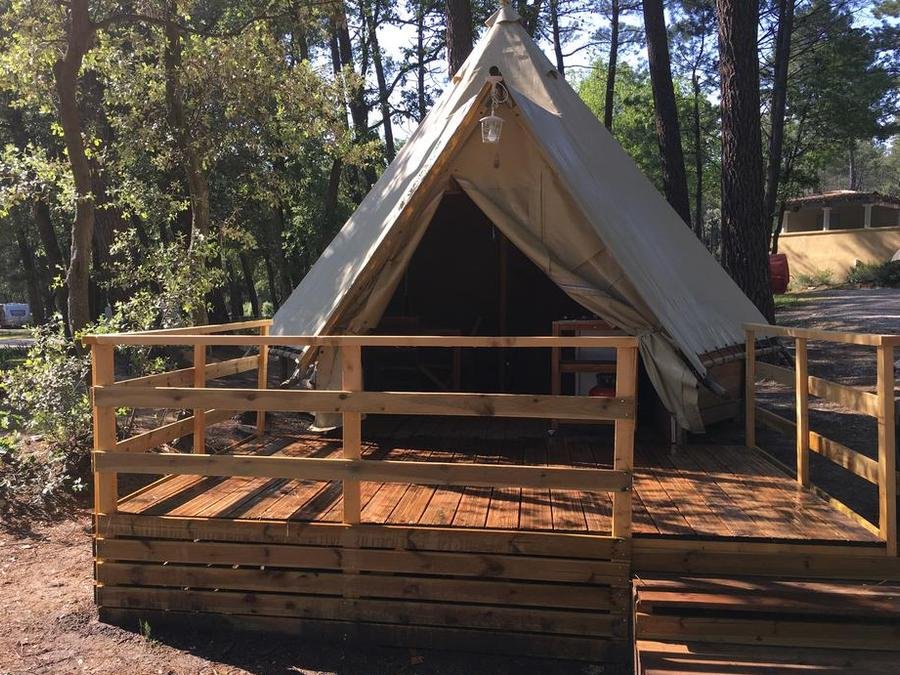 Camping Pas Cher vous présente avec son site Officiel campingpascher.fr, le Camping La Simioune classé 3 étoiles, situé sur la commune de Bollene dans le département Vaucluse (Provence Alpes Côte D'azur) en France. Le camping La Simioune, vous présente un hébergement de type hébergement insolite de 22 m² pour 2 personnes. Le camping La Simioune vous propose du sam. 29 août au sam. 05 septembre 2026 pour 7 nuits à 336€. Cette location propose 84 dates différentes pour réserver votre séjour. Découvrez également les 10 autres gammes d'hébergements du camping. Les Avis clients pour le Camping La Simioune sont excellents avec une note moyenne de 8 sur 10. Piscine extérieure, Animations familiales, Aire de jeux enfants, Canoë-kayak, Centre équestre, Court de tennis, Golf, Ping-pong, Pétanque, Terrain de volley-ball, Terrain multisports, Bar, Dépôt de pain, Plats à emporter, Snack/Bar, Épicerie,... En savoir plus : cliquez-ICI.