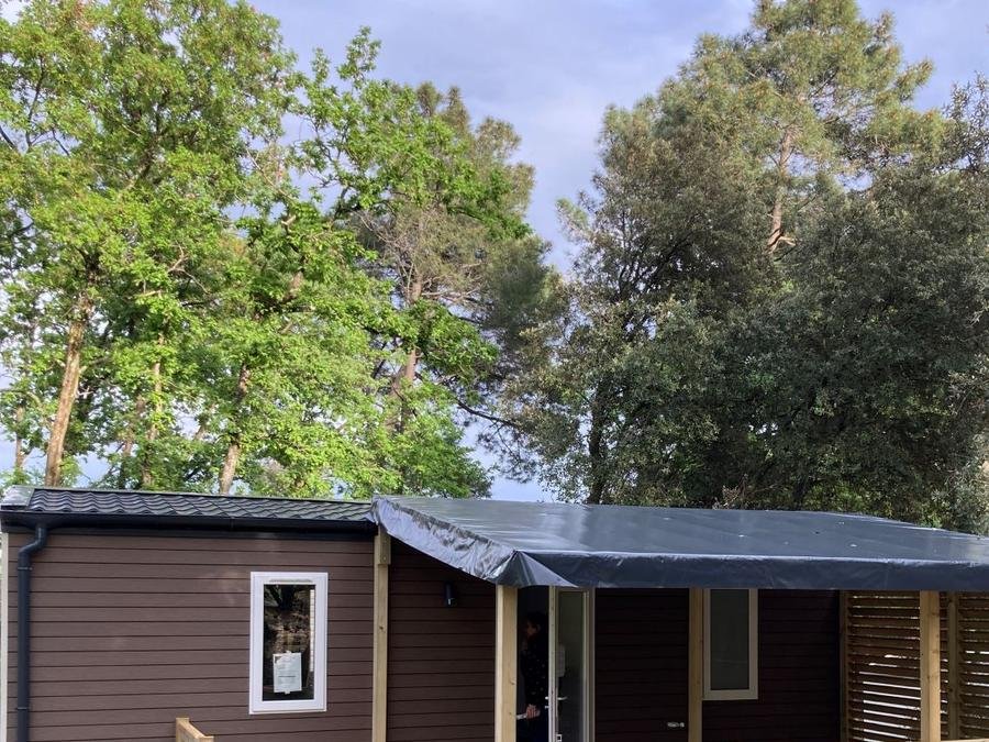 Camping Pas Cher vous présente avec son site Officiel campingpascher.fr, le Camping La Simioune classé 3 étoiles, situé sur la commune de Bollene dans le département Vaucluse (Provence Alpes Côte D'azur) en France. Le camping La Simioune vous propose un hébergement de type mobil-home pour 4 personnes avec climatisation (télévision). L'établissement vous propose 10 autres types d'hébergements. Découvrez tous nos séjours à petits prix dans la commune et aux alentours de Bollene du département : Vaucluse (Provence Alpes Côte D'azur). Les Avis clients pour le Camping La Simioune sont excellents avec une note moyenne de 8 sur 10. Piscine extérieure, Animations familiales, Aire de jeux enfants, Canoë-kayak, Centre équestre, Court de tennis, Golf, Ping-pong, Pétanque, Terrain de volley-ball, Terrain multisports, Bar, Dépôt de pain, Plats à emporter, Snack/Bar, Épicerie,... En savoir plus : cliquez-ICI.