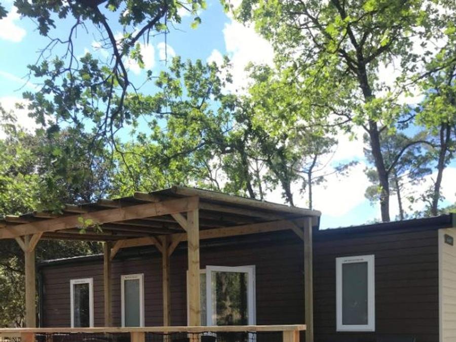 Camping Pas Cher vous présente avec son site Officiel campingpascher.fr, le Camping La Simioune classé 3 étoiles, situé sur la commune de Bollene dans le département Vaucluse (Provence Alpes Côte D'azur) en France. Le camping La Simioune vous propose un hébergement de type mobil-home de 33 m² pour 6 personnes avec climatisation (télévision). L'établissement vous propose 10 autres types d'hébergements. Découvrez tous nos séjours à petits prix dans la commune et aux alentours de Bollene du département : Vaucluse (Provence Alpes Côte D'azur). Les Avis clients pour le Camping La Simioune sont excellents avec une note moyenne de 8 sur 10. Piscine extérieure, Animations familiales, Aire de jeux enfants, Canoë-kayak, Centre équestre, Court de tennis, Golf, Ping-pong, Pétanque, Terrain de volley-ball, Terrain multisports, Bar, Dépôt de pain, Plats à emporter, Snack/Bar, Épicerie,... En savoir plus : cliquez-ICI.