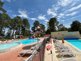 Camping Pas Cher vous présente avec son site Officiel campingpascher.fr, le Camping La Simioune classé 3 étoiles, situé sur la commune de Bollene dans le département Vaucluse (Provence Alpes Côte D'azur) en France. Le camping La Simioune vous propose un hébergement de type tente de 26 m² pour 1 personne. L'établissement vous propose 10 autres types d'hébergements. Découvrez tous nos séjours à petits prix dans la commune et aux alentours de Bollene du département : Vaucluse (Provence Alpes Côte D'azur). Les Avis clients pour le Camping La Simioune sont excellents avec une note moyenne de 8 sur 10. Piscine extérieure, Animations familiales, Aire de jeux enfants, Canoë-kayak, Centre équestre, Court de tennis, Golf, Ping-pong, Pétanque, Terrain de volley-ball, Terrain multisports, Bar, Dépôt de pain, Plats à emporter, Snack/Bar, Épicerie,... En savoir plus : cliquez-ICI.