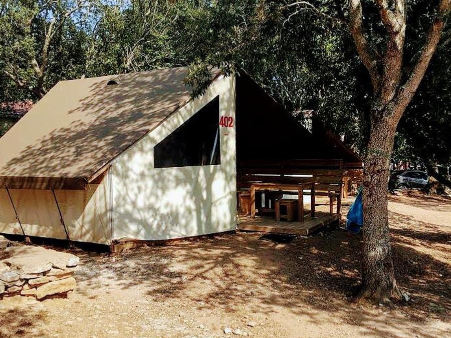 Camping Pas Cher vous présente avec son site Officiel campingpascher.fr, le Camping Campo Di Liccia classé 3 étoiles, situé sur la commune de Bonifacio dans le département Corse Du Sud (Corse) en France. Le camping Campo Di Liccia, vous présente un hébergement de type bungalow toilé de 17 m² avec climatisation. Le camping Campo Di Liccia vous propose du sam. 26 septembre au sam. 03 octobre 2026 pour 7 nuits à 220€. Cette location propose 75 dates différentes pour réserver votre séjour. Découvrez également les 16 autres gammes d'hébergements du camping. Les Avis clients pour le Camping Campo Di Liccia sont excellents avec une note moyenne de 8 sur 10. LacMer, Piscine extérieure, Animations familiales, Club enfants, Aire de jeux enfants, Canoë-kayak, Centre équestre, Golf, Parcours sportif, Ping-pong, Piscine, Plongée, Pétanque, Randonnée, Surf, Terrain de volley-ball, Bar, Dépôt de pain, Pizzeria, Plats à emporter, Snack/Bar, Épicerie,... En savoir plus : cliquez-ICI.