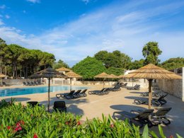 Camping Pas Cher vous présente avec son site Officiel campingpascher.fr, le Camping Campo Di Liccia classé 3 étoiles, situé sur la commune de Bonifacio dans le département Corse Du Sud (Corse) en France. Le camping Campo Di Liccia, vous présente un hébergement de type bungalow toilé de 17 m² avec climatisation. Le camping Campo Di Liccia vous propose du sam. 26 septembre au sam. 03 octobre 2026 pour 7 nuits à 220€. Cette location propose 75 dates différentes pour réserver votre séjour. Découvrez également les 16 autres gammes d'hébergements du camping. Les Avis clients pour le Camping Campo Di Liccia sont excellents avec une note moyenne de 8 sur 10. LacMer, Piscine extérieure, Animations familiales, Club enfants, Aire de jeux enfants, Canoë-kayak, Centre équestre, Golf, Parcours sportif, Ping-pong, Piscine, Plongée, Pétanque, Randonnée, Surf, Terrain de volley-ball, Bar, Dépôt de pain, Pizzeria, Plats à emporter, Snack/Bar, Épicerie,... En savoir plus : cliquez-ICI.