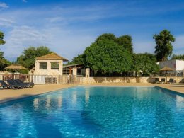 Camping Pas Cher vous présente avec son site Officiel campingpascher.fr, le Camping Campo Di Liccia classé 3 étoiles, situé sur la commune de Bonifacio dans le département Corse Du Sud (Corse) en France. Le camping Campo Di Liccia, vous présente un hébergement de type mobil-home de 26 m² avec climatisation. Le camping Campo Di Liccia vous propose du sam. 04 avril au sam. 11 avril 2026 pour 7 nuits à 310€. Cette location propose 163 dates différentes pour réserver votre séjour. Découvrez également les 14 autres gammes d'hébergements du camping. Les Avis clients pour le Camping Campo Di Liccia sont excellents avec une note moyenne de 8 sur 10. LacMer, Piscine extérieure, Animations familiales, Club enfants, Aire de jeux enfants, Canoë-kayak, Centre équestre, Golf, Parcours sportif, Ping-pong, Piscine, Plongée, Pétanque, Randonnée, Surf, Terrain de volley-ball, Bar, Dépôt de pain, Pizzeria, Plats à emporter, Snack/Bar, Épicerie,... En savoir plus : cliquez-ICI.