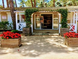 Camping Pas Cher vous présente avec son site Officiel campingpascher.fr, le Camping Campo Di Liccia classé 3 étoiles, situé sur la commune de Bonifacio dans le département Corse Du Sud (Corse) en France. Le camping Campo Di Liccia, vous présente un hébergement de type mobil-home de 32 m² avec climatisation. Le camping Campo Di Liccia vous propose du jeudi 08 octobre au jeudi 15 octobre 2026, en promotion à -29% pour 7 nuits à 421 € au lieu de 593,0 € soit une Économie de 172 €. Cette location propose 23 dates différentes pour réserver votre séjour. Découvrez également les 14 autres gammes d'hébergements du camping. Les Avis clients pour le Camping Campo Di Liccia sont excellents avec une note moyenne de 8 sur 10. LacMer, Piscine extérieure, Animations familiales, Club enfants, Aire de jeux enfants, Canoë-kayak, Centre équestre, Golf, Parcours sportif, Ping-pong, Piscine, Plongée, Pétanque, Randonnée, Surf, Terrain de volley-ball, Bar, Dépôt de pain, Pizzeria, Plats à emporter, Snack/Bar, Épicerie,... En savoir plus : cliquez-ICI.