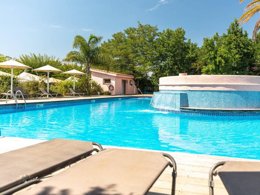 Camping Pas Cher vous présente avec son site Officiel campingpascher.fr, le Camping Alannia El Pinar classé 4 étoiles, situé sur la commune de Blanes dans le département Gérone (Catalogne) en Espagne. Le camping Alannia El Pinar, vous présente un hébergement de type bungalow de 35 m² pour 6 personnes avec climatisation. Le camping Alannia El Pinar vous propose du sam. 03 octobre au sam. 10 octobre 2026, en promotion à -24% pour 7 nuits à 308 € au lieu de 406,0 € soit une Économie de 98 €. Cette location propose 79 dates différentes pour réserver votre séjour. Découvrez également les 5 autres gammes d'hébergements du camping. Les Avis clients pour le Camping Alannia El Pinar sont de 7 sur 10. Mer, Piscine extérieure, Animations familiales, Club ados, Club enfants, Aire de jeux enfants, Canoë-kayak, Centre équestre, Court de tennis, Golf, Ping-pong, Plongée, Pétanque, Ski nautique, Terrain de volley-ball, Bar, Dépôt de pain, Plats à emporter, Snack/Bar, Station-service, Supermarché, Épicerie,... En savoir plus : cliquez-ICI.