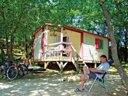 Camping Pas Cher vous présente avec son site Officiel campingpascher.fr, le Camping Domaine De Gaujac - Paradis classé 4 étoiles, situé sur la commune de Boisset Et Gaujac dans le département Gard (Languedoc Roussillon) en France. Le camping Domaine De Gaujac - Paradis, vous présente un hébergement de type chalet de 19 m² pour 4 personnes. Le camping Domaine De Gaujac - Paradis vous propose du sam. 20 juin au sam. 27 juin 2026, en promotion à -21% pour 7 nuits à 159 € au lieu de 202,0 € soit une Économie de 43 €. Cette location propose 76 dates différentes pour réserver votre séjour. Découvrez également les 16 autres gammes d'hébergements du camping. Les Avis clients pour le Camping Domaine De Gaujac - Paradis sont excellents avec une note moyenne de 8 sur 10. Rivière, Piscine chauffée, Piscine extérieure, Animations familiales, Club enfants, Aire de jeux enfants, Centre équestre, Court de tennis, Golf, Ping-pong, Pétanque, Randonnée, Terrain de volley-ball, Bar, Dépôt de pain, Snack/Bar,... En savoir plus : cliquez-ICI.