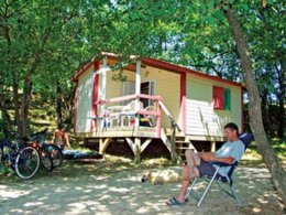 Camping Pas Cher vous présente avec son site Officiel campingpascher.fr, le Camping Domaine De Gaujac - Paradis classé 4 étoiles, situé sur la commune de Boisset Et Gaujac dans le département Gard (Languedoc Roussillon) en France. Le camping Domaine De Gaujac - Paradis, vous présente un hébergement de type chalet de 19 m² pour 4 personnes. Le camping Domaine De Gaujac - Paradis vous propose du sam. 20 juin au sam. 27 juin 2026, en promotion à -21% pour 7 nuits à 159 € au lieu de 202,0 € soit une Économie de 43 €. Cette location propose 76 dates différentes pour réserver votre séjour. Découvrez également les 16 autres gammes d'hébergements du camping. Les Avis clients pour le Camping Domaine De Gaujac - Paradis sont excellents avec une note moyenne de 8 sur 10. Rivière, Piscine chauffée, Piscine extérieure, Animations familiales, Club enfants, Aire de jeux enfants, Centre équestre, Court de tennis, Golf, Ping-pong, Pétanque, Randonnée, Terrain de volley-ball, Bar, Dépôt de pain, Snack/Bar,... En savoir plus : cliquez-ICI.
