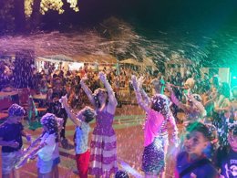 Camping Pas Cher vous présente avec son site Officiel campingpascher.fr, le Camping Domaine De Gaujac - Paradis classé 4 étoiles, situé sur la commune de Boisset Et Gaujac dans le département Gard (Languedoc Roussillon) en France. Le camping Domaine De Gaujac - Paradis, vous présente un hébergement de type chalet de 19 m² pour 4 personnes. Le camping Domaine De Gaujac - Paradis vous propose du sam. 20 juin au sam. 27 juin 2026, en promotion à -21% pour 7 nuits à 159 € au lieu de 202,0 € soit une Économie de 43 €. Cette location propose 76 dates différentes pour réserver votre séjour. Découvrez également les 16 autres gammes d'hébergements du camping. Les Avis clients pour le Camping Domaine De Gaujac - Paradis sont excellents avec une note moyenne de 8 sur 10. Rivière, Piscine chauffée, Piscine extérieure, Animations familiales, Club enfants, Aire de jeux enfants, Centre équestre, Court de tennis, Golf, Ping-pong, Pétanque, Randonnée, Terrain de volley-ball, Bar, Dépôt de pain, Snack/Bar,... En savoir plus : cliquez-ICI.