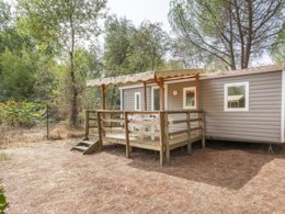 Camping Pas Cher vous présente avec son site Officiel campingpascher.fr, le Camping Domaine De Gaujac - Paradis classé 4 étoiles, situé sur la commune de Boisset Et Gaujac dans le département Gard (Languedoc Roussillon) en France. Le camping Domaine De Gaujac - Paradis, vous présente un hébergement de type mobil-home de 23 m² pour 4 personnes. Le camping Domaine De Gaujac - Paradis vous propose du dimanche 06 septembre au dimanche 13 septembre 2026, en promotion à -21% pour 7 nuits à 154 € au lieu de 196,0 € soit une Économie de 42 €. Cette location propose 19 dates différentes pour réserver votre séjour. Découvrez également les 16 autres gammes d'hébergements du camping. Les Avis clients pour le Camping Domaine De Gaujac - Paradis sont excellents avec une note moyenne de 8 sur 10. Rivière, Piscine chauffée, Piscine extérieure, Animations familiales, Club enfants, Aire de jeux enfants, Centre équestre, Court de tennis, Golf, Ping-pong, Pétanque, Randonnée, Terrain de volley-ball, Bar, Dépôt de pain, Snack/Bar,... En savoir plus : cliquez-ICI.