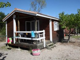 Camping Pas Cher vous présente avec son site Officiel campingpascher.fr, le Camping Domaine De Gaujac - Paradis classé 4 étoiles, situé sur la commune de Boisset Et Gaujac dans le département Gard (Languedoc Roussillon) en France. Le camping Domaine De Gaujac - Paradis, vous présente un hébergement de type chalet de 19 m² pour 2 personnes avec climatisation et télévision. Le camping Domaine De Gaujac - Paradis vous propose du dimanche 06 septembre au dimanche 13 septembre 2026, en promotion à -21% pour 7 nuits à 154 € au lieu de 196,0 € soit une Économie de 42 €. Cette location propose 76 dates différentes pour réserver votre séjour. Découvrez également les 16 autres gammes d'hébergements du camping. Les Avis clients pour le Camping Domaine De Gaujac - Paradis sont excellents avec une note moyenne de 8 sur 10. Rivière, Piscine chauffée, Piscine extérieure, Animations familiales, Club enfants, Aire de jeux enfants, Centre équestre, Court de tennis, Golf, Ping-pong, Pétanque, Randonnée, Terrain de volley-ball, Bar, Dépôt de pain, Snack/Bar,... En savoir plus : cliquez-ICI.