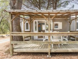 Camping Pas Cher vous présente avec son site Officiel campingpascher.fr, le Camping Domaine De Gaujac - Paradis classé 4 étoiles, situé sur la commune de Boisset Et Gaujac dans le département Gard (Languedoc Roussillon) en France. Le camping Domaine De Gaujac - Paradis, vous présente un hébergement de type mobil-home de 23 m² avec climatisation. Le camping Domaine De Gaujac - Paradis vous propose du mercredi 08 juillet au mercredi 15 juillet 2026, en promotion à -20% pour 7 nuits à 549 € au lieu de 689,0 € soit une Économie de 140 €. Cette location propose 20 dates différentes pour réserver votre séjour. Découvrez également les 16 autres gammes d'hébergements du camping. Les Avis clients pour le Camping Domaine De Gaujac - Paradis sont excellents avec une note moyenne de 8 sur 10. Rivière, Piscine chauffée, Piscine extérieure, Animations familiales, Club enfants, Aire de jeux enfants, Centre équestre, Court de tennis, Golf, Ping-pong, Pétanque, Randonnée, Terrain de volley-ball, Bar, Dépôt de pain, Snack/Bar,... En savoir plus : cliquez-ICI.