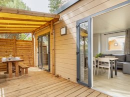 Camping Pas Cher vous présente avec son site Officiel campingpascher.fr, le Camping Domaine De Gaujac - Paradis classé 4 étoiles, situé sur la commune de Boisset Et Gaujac dans le département Gard (Languedoc Roussillon) en France. Le camping Domaine De Gaujac - Paradis, vous présente un hébergement de type mobil-home de 30 m² pour 4 personnes avec climatisation et télévision. Le camping Domaine De Gaujac - Paradis vous propose du jeudi 30 avril au jeudi 07 mai 2026, en promotion à -20% pour 7 nuits à 199 € au lieu de 249,0 € soit une Économie de 50 €. Cette location propose 76 dates différentes pour réserver votre séjour. Découvrez également les 16 autres gammes d'hébergements du camping. Les Avis clients pour le Camping Domaine De Gaujac - Paradis sont excellents avec une note moyenne de 8 sur 10. Rivière, Piscine chauffée, Piscine extérieure, Animations familiales, Club enfants, Aire de jeux enfants, Centre équestre, Court de tennis, Golf, Ping-pong, Pétanque, Randonnée, Terrain de volley-ball, Bar, Dépôt de pain, Snack/Bar,... En savoir plus : cliquez-ICI.