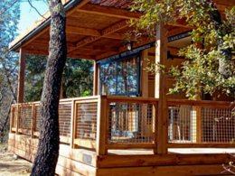 Camping Pas Cher vous présente avec son site Officiel campingpascher.fr, le Camping Domaine De Gaujac - Paradis classé 4 étoiles, situé sur la commune de Boisset Et Gaujac dans le département Gard (Languedoc Roussillon) en France. Le camping Domaine De Gaujac - Paradis, vous présente un hébergement de type chalet de 25 m² pour 4 personnes avec climatisation et télévision. Le camping Domaine De Gaujac - Paradis vous propose du dimanche 06 septembre au dimanche 13 septembre 2026, en promotion à -20% pour 7 nuits à 217 € au lieu de 273,0 € soit une Économie de 56 €. Cette location propose 76 dates différentes pour réserver votre séjour. Découvrez également les 16 autres gammes d'hébergements du camping. Les Avis clients pour le Camping Domaine De Gaujac - Paradis sont excellents avec une note moyenne de 8 sur 10. Rivière, Piscine chauffée, Piscine extérieure, Animations familiales, Club enfants, Aire de jeux enfants, Centre équestre, Court de tennis, Golf, Ping-pong, Pétanque, Randonnée, Terrain de volley-ball, Bar, Dépôt de pain, Snack/Bar,... En savoir plus : cliquez-ICI.