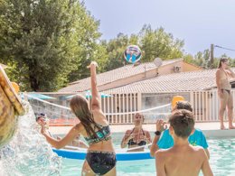 Camping Pas Cher vous présente avec son site Officiel campingpascher.fr, le Camping Domaine De Gaujac - Paradis classé 4 étoiles, situé sur la commune de Boisset Et Gaujac dans le département Gard (Languedoc Roussillon) en France. Le camping Domaine De Gaujac - Paradis, vous présente un hébergement de type chalet de 19 m² pour 2 personnes avec climatisation et télévision. Le camping Domaine De Gaujac - Paradis vous propose du dimanche 06 septembre au dimanche 13 septembre 2026, en promotion à -21% pour 7 nuits à 154 € au lieu de 196,0 € soit une Économie de 42 €. Cette location propose 76 dates différentes pour réserver votre séjour. Découvrez également les 16 autres gammes d'hébergements du camping. Les Avis clients pour le Camping Domaine De Gaujac - Paradis sont excellents avec une note moyenne de 8 sur 10. Rivière, Piscine chauffée, Piscine extérieure, Animations familiales, Club enfants, Aire de jeux enfants, Centre équestre, Court de tennis, Golf, Ping-pong, Pétanque, Randonnée, Terrain de volley-ball, Bar, Dépôt de pain, Snack/Bar,... En savoir plus : cliquez-ICI.
