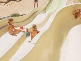 Camping Pas Cher vous présente avec son site Officiel campingpascher.fr, le Camping Domaine De Gaujac - Paradis classé 4 étoiles, situé sur la commune de Boisset Et Gaujac dans le département Gard (Languedoc Roussillon) en France. Le camping Domaine De Gaujac - Paradis, vous présente un hébergement de type chalet de 25 m² pour 4 personnes avec climatisation et télévision. Le camping Domaine De Gaujac - Paradis vous propose du dimanche 06 septembre au dimanche 13 septembre 2026, en promotion à -20% pour 7 nuits à 217 € au lieu de 273,0 € soit une Économie de 56 €. Cette location propose 76 dates différentes pour réserver votre séjour. Découvrez également les 16 autres gammes d'hébergements du camping. Les Avis clients pour le Camping Domaine De Gaujac - Paradis sont excellents avec une note moyenne de 8 sur 10. Rivière, Piscine chauffée, Piscine extérieure, Animations familiales, Club enfants, Aire de jeux enfants, Centre équestre, Court de tennis, Golf, Ping-pong, Pétanque, Randonnée, Terrain de volley-ball, Bar, Dépôt de pain, Snack/Bar,... En savoir plus : cliquez-ICI.