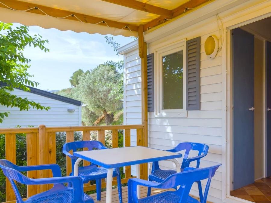 Camping Pas Cher vous présente avec son site Officiel campingpascher.fr, le Camping Terra Alta classé 3 étoiles, situé sur la commune de Bot dans le département Tarragone (Catalogne) en Espagne. Le camping Terra Alta vous propose un hébergement de type mobil-home de 30 m² pour 2 personnes avec climatisation (télévision). Cet hébergement propose plus de 109 dates différentes pour réserver ! Pour dévouvrir la période la moins chère, consultez la rubrique 'Tarifs' et sélectionnez votre mois de départ. L'établissement vous propose 4 autres types d'hébergements. Découvrez tous nos séjours à petits prix dans la commune et aux alentours de Bot du département : Tarragone (Catalogne). Les Avis clients pour le Camping Terra Alta sont excellents avec une note moyenne de 9 sur 10. Rivière, Piscine extérieure, Aire de jeux enfants, Canoë-kayak, Cyclisme, Piscine, Pétanque, Terrain multisports, Bureau de tabac, Restaurant, Snack/Bar, Station-service, Supermarché, Épicerie,... En savoir plus : cliquez-ICI.