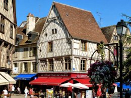 Camping Pas Cher vous présente avec son site Officiel campingpascher.fr, le Camping De Bourges classé 3 étoiles, situé sur la commune de Bourges dans le département Cher (Centre Val De Loire) en France. Le camping De Bourges vous propose un hébergement de type mobil-home de 29 m² (télévision). L'établissement vous propose 2 autres types d'hébergements. Découvrez tous nos séjours à petits prix dans la commune et aux alentours de Bourges du département : Cher (Centre Val De Loire). Les Avis clients pour le Camping De Bourges sont excellents avec une note moyenne de 9 sur 10. Aire de jeux enfants, Court de tennis, Ping-pong, Pétanque, Terrain de badminton, Terrain de volley-ball, Dépôt de pain, Épicerie,... En savoir plus : cliquez-ICI.