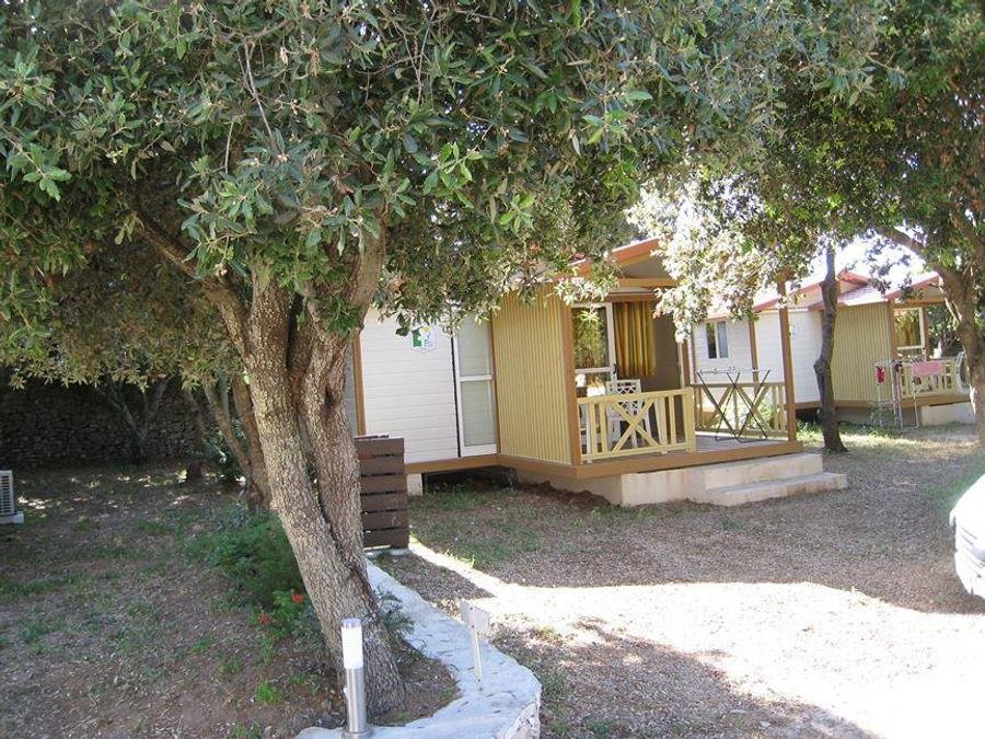 Camping Pas Cher vous présente avec son site Officiel campingpascher.fr, le Camping Cavallo Morto classé 3 étoiles, situé sur la commune de Bonifacio dans le département Corse Du Sud (Corse) en France. Le camping Cavallo Morto, vous présente un hébergement de type chalet de 35 m² pour 4 personnes avec climatisation. Le camping Cavallo Morto vous propose du vendredi 05 juin au vendredi 12 juin 2026 avec un DÉPART DEMAIN pour 7 nuits à 780€. Cette location propose 43 dates différentes pour réserver votre séjour. Découvrez également les 11 autres gammes d'hébergements du camping. Les Avis clients pour le Camping Cavallo Morto sont excellents avec une note moyenne de 8 sur 10. Piscine extérieure, Centre équestre, Randonnée, Bar, Dépôt de pain, Plats à emporter, Restaurant, Snack/Bar,... En savoir plus : cliquez-ICI.