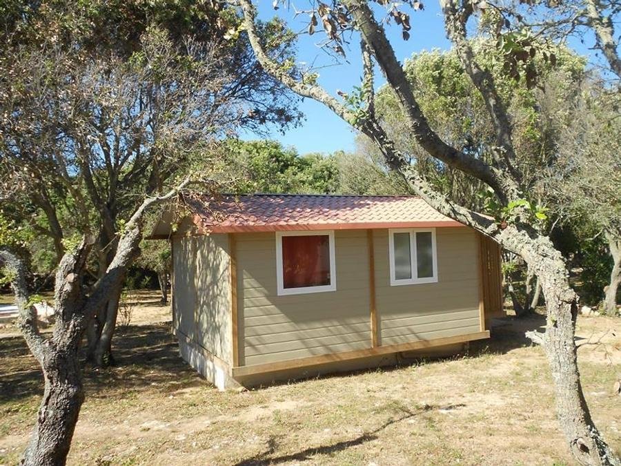 Camping Pas Cher vous présente avec son site Officiel campingpascher.fr, le Camping Cavallo Morto classé 3 étoiles, situé sur la commune de Bonifacio dans le département Corse Du Sud (Corse) en France. Le camping Cavallo Morto, vous présente un hébergement de type chalet de 32 m² pour 2 personnes avec climatisation. Le camping Cavallo Morto vous propose du vendredi 05 juin au vendredi 12 juin 2026 avec un DÉPART DEMAIN pour 7 nuits à 670€. Cette location propose 38 dates différentes pour réserver votre séjour. Découvrez également les 11 autres gammes d'hébergements du camping. Les Avis clients pour le Camping Cavallo Morto sont excellents avec une note moyenne de 8 sur 10. Piscine extérieure, Centre équestre, Randonnée, Bar, Dépôt de pain, Plats à emporter, Restaurant, Snack/Bar,... En savoir plus : cliquez-ICI.