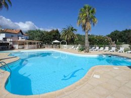 Camping Pas Cher vous présente avec son site Officiel campingpascher.fr, le Camping Cavallo Morto classé 3 étoiles, situé sur la commune de Bonifacio dans le département Corse Du Sud (Corse) en France. Le camping Cavallo Morto vous propose un hébergement de type chalet de 28 m² pour 5 personnes avec climatisation. L'établissement vous propose 6 autres types d'hébergements. Découvrez tous nos séjours à petits prix dans la commune et aux alentours de Bonifacio du département : Corse Du Sud (Corse). Les Avis clients pour le Camping Cavallo Morto sont excellents avec une note moyenne de 8 sur 10. Piscine extérieure, Centre équestre, Randonnée, Bar, Dépôt de pain, Plats à emporter, Restaurant, Snack/Bar,... En savoir plus : cliquez-ICI.