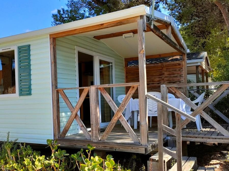 Camping Pas Cher vous présente avec son site Officiel campingpascher.fr, le Camping Tikayan Clau Mar Jo classé 4 étoiles, situé sur la commune de Bormes Les Mimosas dans le département Var (Provence Alpes Côte D'azur) en France. Le camping Tikayan Clau Mar Jo vous propose un hébergement de type mobil-home de 25 m² pour 3 personnes avec climatisation (télévision). L'établissement vous propose 18 autres types d'hébergements. Découvrez tous nos séjours à petits prix dans la commune et aux alentours de Bormes Les Mimosas du département : Var (Provence Alpes Côte D'azur). Les Avis clients pour le Camping Tikayan Clau Mar Jo sont de 7 sur 10. Piscine extérieure, Aire de jeux enfants, Canoë-kayak, Court de tennis, Cyclisme, Jet-ski, Ping-pong, Piscine, Plongée, Pétanque, Randonnée, Salle de jeux vidéo, Tir à l’arc, Boulangerie, Bureau de tabac, Restaurant, Snack/Bar, Station-service, Supermarché,... En savoir plus : cliquez-ICI.