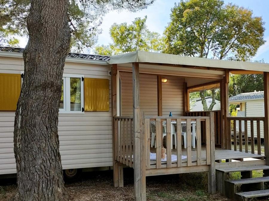 Camping Pas Cher vous présente avec son site Officiel campingpascher.fr, le Camping Tikayan Clau Mar Jo classé 4 étoiles, situé sur la commune de Bormes Les Mimosas dans le département Var (Provence Alpes Côte D'azur) en France. Le camping Tikayan Clau Mar Jo, vous présente un hébergement de type mobil-home de 23 m² avec climatisation et télévision. Le camping Tikayan Clau Mar Jo vous proposeun séjour PAS CHER avec une REMISEdu dimanche 05 juillet au dimanche 12 juillet 2026, en promotion à -35% pour 7 nuits à 712,40 € au lieu de 1096,0 € soit une Économie de 383,60 €. Cette location propose 70 dates différentes pour réserver votre séjour. Découvrez également les 17 autres gammes d'hébergements du camping. Les Avis clients pour le Camping Tikayan Clau Mar Jo sont de 7 sur 10. Piscine extérieure, Aire de jeux enfants, Canoë-kayak, Court de tennis, Cyclisme, Jet-ski, Ping-pong, Piscine, Plongée, Pétanque, Randonnée, Salle de jeux vidéo, Tir à l’arc, Boulangerie, Bureau de tabac, Restaurant, Snack/Bar, Station-service, Supermarché,... En savoir plus : cliquez-ICI.