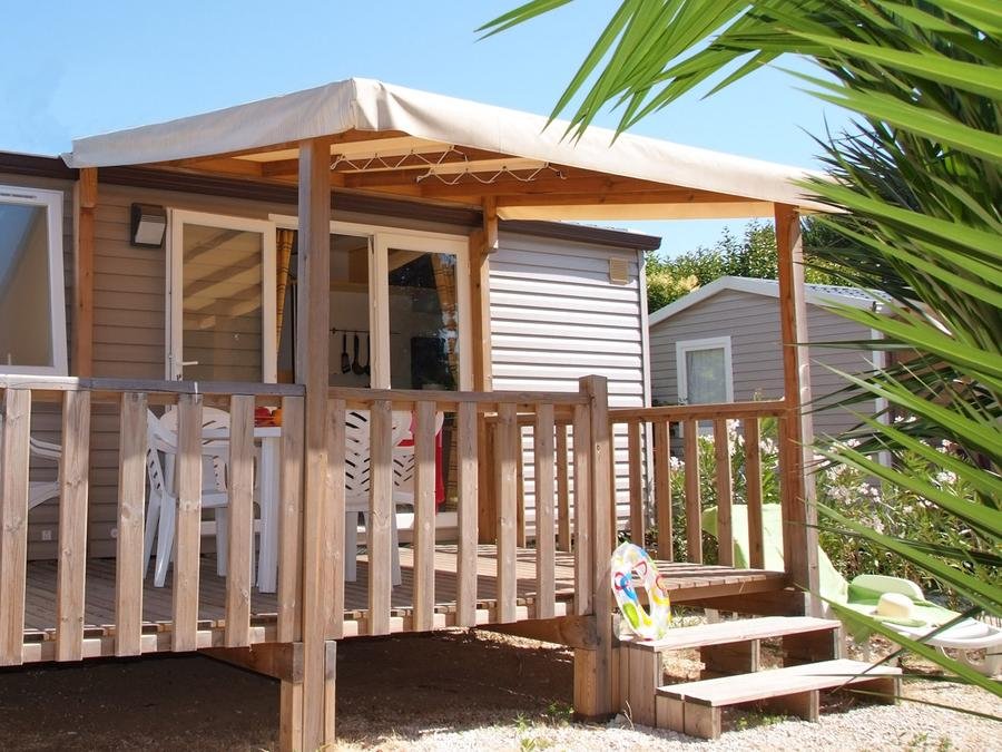 Camping Pas Cher vous présente avec son site Officiel campingpascher.fr, le Camping Tikayan Clau Mar Jo classé 4 étoiles, situé sur la commune de Bormes Les Mimosas dans le département Var (Provence Alpes Côte D'azur) en France. Le camping Tikayan Clau Mar Jo, vous présente un hébergement de type mobil-home de 28 m² pour 4 personnes avec climatisation et télévision. Le camping Tikayan Clau Mar Jo vous proposeun séjour PAS CHER avec une REMISEdu jeudi 04 juin au jeudi 11 juin 2026 avec une PROMO de DERNIÈRE MINUTE, en promotion à -50% pour 7 nuits à 360,50 € au lieu de 721,0 € soit une Économie de 360,50 €. Cette location propose 85 dates différentes pour réserver votre séjour. Découvrez également les 17 autres gammes d'hébergements du camping. Les Avis clients pour le Camping Tikayan Clau Mar Jo sont de 7 sur 10. Piscine extérieure, Aire de jeux enfants, Canoë-kayak, Court de tennis, Cyclisme, Jet-ski, Ping-pong, Piscine, Plongée, Pétanque, Randonnée, Salle de jeux vidéo, Tir à l’arc, Boulangerie, Bureau de tabac, Restaurant, Snack/Bar, Station-service, Supermarché,... En savoir plus : cliquez-ICI.
