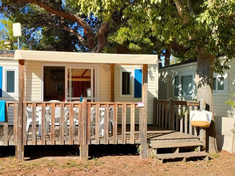 Camping Pas Cher vous présente avec son site Officiel campingpascher.fr, le Camping Tikayan Clau Mar Jo classé 4 étoiles, situé sur la commune de Bormes Les Mimosas dans le département Var (Provence Alpes Côte D'azur) en France. Le camping Tikayan Clau Mar Jo, vous présente un hébergement de type mobil-home de 32 m² pour 6 personnes avec climatisation et télévision. Le camping Tikayan Clau Mar Jo vous proposeun séjour PAS CHER avec une REMISEdu jeudi 04 juin au jeudi 11 juin 2026 avec une PROMO de DERNIÈRE MINUTE, en promotion à -50% pour 7 nuits à 395,50 € au lieu de 791,0 € soit une Économie de 395,50 €. Cette location propose 63 dates différentes pour réserver votre séjour. Découvrez également les 17 autres gammes d'hébergements du camping. Les Avis clients pour le Camping Tikayan Clau Mar Jo sont de 7 sur 10. Piscine extérieure, Aire de jeux enfants, Canoë-kayak, Court de tennis, Cyclisme, Jet-ski, Ping-pong, Piscine, Plongée, Pétanque, Randonnée, Salle de jeux vidéo, Tir à l’arc, Boulangerie, Bureau de tabac, Restaurant, Snack/Bar, Station-service, Supermarché,... En savoir plus : cliquez-ICI.
