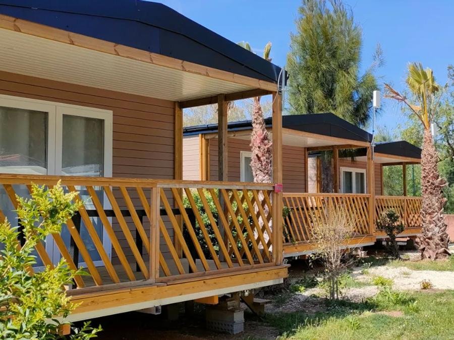 Camping Pas Cher vous présente avec son site Officiel campingpascher.fr, le Camping Tikayan Clau Mar Jo classé 4 étoiles, situé sur la commune de Bormes Les Mimosas dans le département Var (Provence Alpes Côte D'azur) en France. Le camping Tikayan Clau Mar Jo, vous présente un hébergement de type mobil-home de 25 m² pour 3 personnes avec climatisation et télévision. Le camping Tikayan Clau Mar Jo vous propose du dimanche 23 août au dimanche 30 août 2026, en promotion à -9% pour 7 nuits à 944,10 € au lieu de 1049,0 € soit une Économie de 104,90 €. Cette location propose 60 dates différentes pour réserver votre séjour. Découvrez également les 17 autres gammes d'hébergements du camping. Les Avis clients pour le Camping Tikayan Clau Mar Jo sont de 7 sur 10. Piscine extérieure, Aire de jeux enfants, Canoë-kayak, Court de tennis, Cyclisme, Jet-ski, Ping-pong, Piscine, Plongée, Pétanque, Randonnée, Salle de jeux vidéo, Tir à l’arc, Boulangerie, Bureau de tabac, Restaurant, Snack/Bar, Station-service, Supermarché,... En savoir plus : cliquez-ICI.