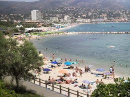 Camping Pas Cher vous présente avec son site Officiel campingpascher.fr, le Camping Tikayan Clau Mar Jo classé 4 étoiles, situé sur la commune de Bormes Les Mimosas dans le département Var (Provence Alpes Côte D'azur) en France. Le camping Tikayan Clau Mar Jo, vous présente un hébergement de type mobil-home de 24 m² pour 3 personnes avec climatisation et télévision. Le camping Tikayan Clau Mar Jo vous propose du vendredi 24 avril au vendredi 01 mai 2026, en promotion à -20% pour 7 nuits à 414,40 € au lieu de 518,0 € soit une Économie de 103,60 €. Cette location propose 148 dates différentes pour réserver votre séjour. Découvrez également les 9 autres gammes d'hébergements du camping. Les Avis clients pour le Camping Tikayan Clau Mar Jo sont de 7 sur 10. Piscine extérieure, Aire de jeux enfants, Canoë-kayak, Court de tennis, Cyclisme, Jet-ski, Ping-pong, Piscine, Plongée, Pétanque, Randonnée, Salle de jeux vidéo, Tir à l’arc, Boulangerie, Bureau de tabac, Restaurant, Snack/Bar, Station-service, Supermarché,... En savoir plus : cliquez-ICI.