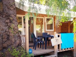 Camping Pas Cher vous présente avec son site Officiel campingpascher.fr, le Camping Tikayan Clau Mar Jo classé 4 étoiles, situé sur la commune de Bormes Les Mimosas dans le département Var (Provence Alpes Côte D'azur) en France. Le camping Tikayan Clau Mar Jo, vous présente un hébergement de type mobil-home de 18 m² pour 2 personnes avec climatisation et télévision. Le camping Tikayan Clau Mar Jo vous propose du dimanche 13 septembre au dimanche 20 septembre 2026 pour 7 nuits à 462€. Cette location propose 147 dates différentes pour réserver votre séjour. Découvrez également les 8 autres gammes d'hébergements du camping. Les Avis clients pour le Camping Tikayan Clau Mar Jo sont de 7 sur 10. Piscine extérieure, Aire de jeux enfants, Canoë-kayak, Court de tennis, Cyclisme, Jet-ski, Ping-pong, Piscine, Plongée, Pétanque, Randonnée, Salle de jeux vidéo, Tir à l’arc, Boulangerie, Bureau de tabac, Restaurant, Snack/Bar, Station-service, Supermarché,... En savoir plus : cliquez-ICI.