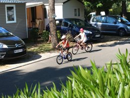 Camping Pas Cher vous présente avec son site Officiel campingpascher.fr, le Camping Tikayan Clau Mar Jo classé 4 étoiles, situé sur la commune de Bormes Les Mimosas dans le département Var (Provence Alpes Côte D'azur) en France. Le camping Tikayan Clau Mar Jo, vous présente un hébergement de type mobil-home de 24 m² pour 3 personnes avec climatisation et télévision. Le camping Tikayan Clau Mar Jo vous propose du vendredi 24 avril au vendredi 01 mai 2026, en promotion à -20% pour 7 nuits à 414,40 € au lieu de 518,0 € soit une Économie de 103,60 €. Cette location propose 149 dates différentes pour réserver votre séjour. Découvrez également les 9 autres gammes d'hébergements du camping. Les Avis clients pour le Camping Tikayan Clau Mar Jo sont de 7 sur 10. Piscine extérieure, Aire de jeux enfants, Canoë-kayak, Court de tennis, Cyclisme, Jet-ski, Ping-pong, Piscine, Plongée, Pétanque, Randonnée, Salle de jeux vidéo, Tir à l’arc, Boulangerie, Bureau de tabac, Restaurant, Snack/Bar, Station-service, Supermarché,... En savoir plus : cliquez-ICI.