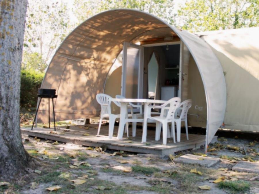 Camping Pas Cher vous présente avec son site Officiel campingpascher.fr, le Camping Les Chenes Verts classé 4 étoiles, situé sur la commune de Bourgneuf En Retz dans le département Loire-atlantique (Pays De La Loire) en France. Le camping Les Chenes Verts, vous présente un hébergement de type bungalow toilé de 16 m². Le camping Les Chenes Verts vous propose du sam. 20 juin au sam. 27 juin 2026 pour 7 nuits à 231€. Cette location propose 12 dates différentes pour réserver votre séjour. Découvrez également les 15 autres gammes d'hébergements du camping. Les Avis clients pour le Camping Les Chenes Verts sont excellents avec une note moyenne de 8 sur 10. Piscine couverte, Piscine extérieure, Animation ados, Animations familiales, Club enfants, Aire de jeux enfants, Baby-foot, Parcours sportif, Piscine, Pétanque, Structure gonflable enfants, Terrain multisports, Dépôt de pain, Snack/Bar,... En savoir plus : cliquez-ICI.