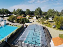 Camping Pas Cher vous présente avec son site Officiel campingpascher.fr, le Camping Les Chenes Verts classé 4 étoiles, situé sur la commune de Bourgneuf En Retz dans le département Loire-atlantique (Pays De La Loire) en France. Le camping Les Chenes Verts, vous présente un hébergement de type bungalow toilé de 16 m². Le camping Les Chenes Verts vous propose du sam. 20 juin au sam. 27 juin 2026 pour 7 nuits à 231€. Cette location propose 12 dates différentes pour réserver votre séjour. Découvrez également les 15 autres gammes d'hébergements du camping. Les Avis clients pour le Camping Les Chenes Verts sont excellents avec une note moyenne de 8 sur 10. Piscine couverte, Piscine extérieure, Animation ados, Animations familiales, Club enfants, Aire de jeux enfants, Baby-foot, Parcours sportif, Piscine, Pétanque, Structure gonflable enfants, Terrain multisports, Dépôt de pain, Snack/Bar,... En savoir plus : cliquez-ICI.