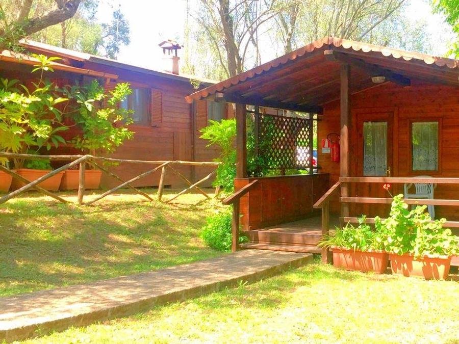 Camping Pas Cher vous présente avec son site Officiel campingpascher.fr, le Camping Azzurro Village classé 4 étoiles, situé sur la commune de Bracciano dans le département Rome (Latium) en Italie. Le camping Azzurro Village vous propose un hébergement de type mobil-home de 36 m² pour 1 personne avec climatisation. L'établissement vous propose 6 autres types d'hébergements. Découvrez tous nos séjours à petits prix dans la commune et aux alentours de Bracciano du département : Rome (Latium). Aire de jeux enfants, Pétanque, Terrain de football, Pizzeria, Plats à emporter, Épicerie,... En savoir plus : cliquez-ICI.