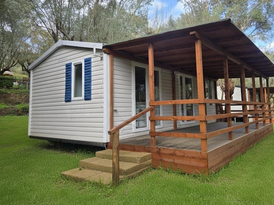Camping Pas Cher vous présente avec son site Officiel campingpascher.fr, le Camping Azzurro Village classé 4 étoiles, situé sur la commune de Bracciano dans le département Rome (Latium) en Italie. Le camping Azzurro Village, vous présente un hébergement de type mobil-home de 30 m². Le camping Azzurro Village vous propose du lundi 14 septembre au lundi 21 septembre 2026 pour 7 nuits à 684€. Cette location propose 26 dates différentes pour réserver votre séjour. Découvrez également les 6 autres gammes d'hébergements du camping. Aire de jeux enfants, Pétanque, Terrain de football, Pizzeria, Plats à emporter, Épicerie,... En savoir plus : cliquez-ICI.
