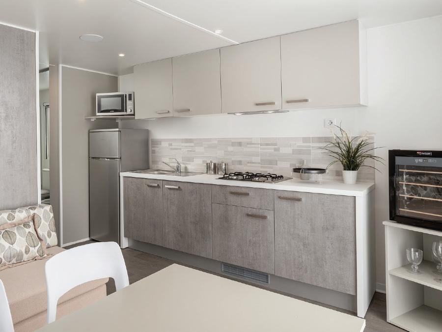 Camping Pas Cher vous présente avec son site Officiel campingpascher.fr, le Camping Azzurro Village classé 4 étoiles, situé sur la commune de Bracciano dans le département Rome (Latium) en Italie. Le camping Azzurro Village vous propose un hébergement de type mobil-home de 34 m² pour 7 personnes. L'établissement vous propose 6 autres types d'hébergements. Découvrez tous nos séjours à petits prix dans la commune et aux alentours de Bracciano du département : Rome (Latium). Aire de jeux enfants, Pétanque, Terrain de football, Pizzeria, Plats à emporter, Épicerie,... En savoir plus : cliquez-ICI.