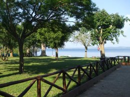 Camping Pas Cher vous présente avec son site Officiel campingpascher.fr, le Camping Azzurro Village classé 4 étoiles, situé sur la commune de Bracciano dans le département Rome (Latium) en Italie. Le camping Azzurro Village vous propose un hébergement de type mobil-home de 36 m² pour 1 personne avec climatisation. L'établissement vous propose 6 autres types d'hébergements. Découvrez tous nos séjours à petits prix dans la commune et aux alentours de Bracciano du département : Rome (Latium). Aire de jeux enfants, Pétanque, Terrain de football, Pizzeria, Plats à emporter, Épicerie,... En savoir plus : cliquez-ICI.