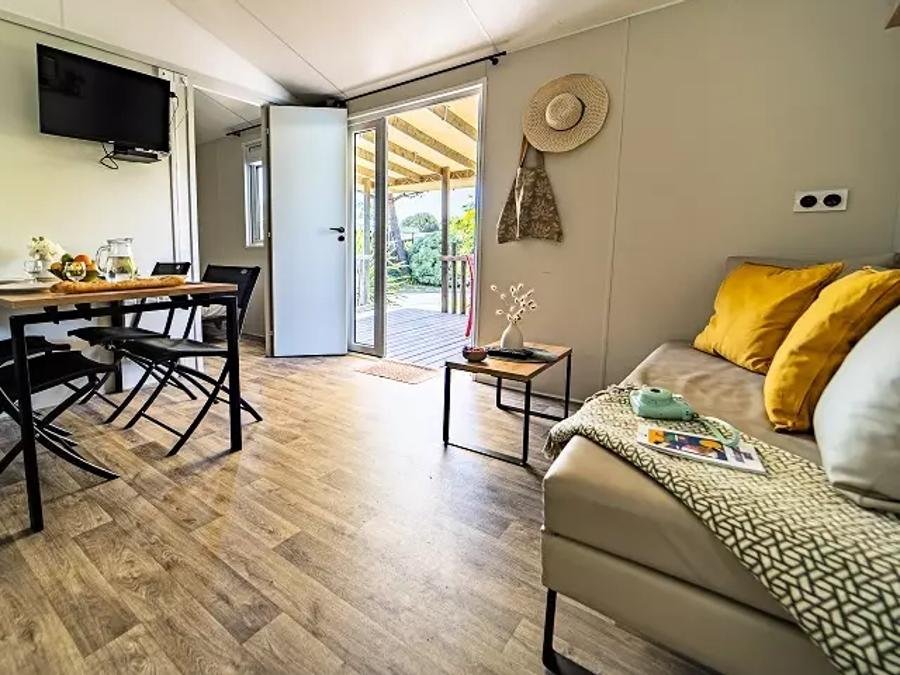Camping Pas Cher vous présente avec son site Officiel campingpascher.fr, le CampingL'Océan classé 5 étoiles, situé sur la commune de Brem Sur Mer dans le département Vendée (Pays De La Loire) en France. Le camping L'Océan, vous présente un hébergement de type mobil-home de 32 m² avec climatisation et télévision. Le camping L'Océan vous proposeun séjour PAS CHER avec une REMISEdu sam. 05 septembre au sam. 12 septembre 2026, en promotion à -35% pour 7 nuits à 839 € au lieu de 1290,77 € soit une Économie de 451,77 €. Cette location propose 5 dates différentes pour réserver votre séjour. Découvrez également les 19 autres gammes d'hébergements du camping. Les Avis clients pour le CampingL'Océan sont excellents avec une note moyenne de 8 sur 10. Parc aquatique, Piscine couverte, Piscine extérieure, Animations familiales, Club ados, Club enfants, Aire de jeux enfants, Centre équestre, Court de tennis, Flipper, Golf, Ping-pong, Piscine, Planche à voile, Pétanque, Terrain de volley-ball, Terrain multisports, Bar, Brasserie, Dépôt de pain, Plats à emporter, Snack/Bar, Épicerie,... En savoir plus : cliquez-ICI.