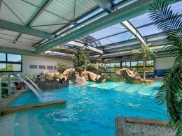 Camping Pas Cher vous présente avec son site Officiel campingpascher.fr, le CampingL'Océan classé 5 étoiles, situé sur la commune de Brem Sur Mer dans le département Vendée (Pays De La Loire) en France. Le camping L'Océan, vous présente un hébergement de type mobil-home de 32 m² avec climatisation et télévision. Le camping L'Océan vous proposeun séjour PAS CHER avec une REMISEdu sam. 05 septembre au sam. 12 septembre 2026, en promotion à -35% pour 7 nuits à 839 € au lieu de 1290,77 € soit une Économie de 451,77 €. Cette location propose 5 dates différentes pour réserver votre séjour. Découvrez également les 19 autres gammes d'hébergements du camping. Les Avis clients pour le CampingL'Océan sont excellents avec une note moyenne de 8 sur 10. Parc aquatique, Piscine couverte, Piscine extérieure, Animations familiales, Club ados, Club enfants, Aire de jeux enfants, Centre équestre, Court de tennis, Flipper, Golf, Ping-pong, Piscine, Planche à voile, Pétanque, Terrain de volley-ball, Terrain multisports, Bar, Brasserie, Dépôt de pain, Plats à emporter, Snack/Bar, Épicerie,... En savoir plus : cliquez-ICI.