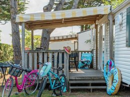 Camping Pas Cher vous présente avec son site Officiel campingpascher.fr, le CampingL'Océan classé 5 étoiles, situé sur la commune de Brem Sur Mer dans le département Vendée (Pays De La Loire) en France. Le camping L'Océan, vous présente un hébergement de type mobil-home de 32 m² pour 1 personne et télévision. Le camping L'Océan vous propose du sam. 10 octobre au sam. 17 octobre 2026 pour 7 nuits à 209€. Cette location propose 26 dates différentes pour réserver votre séjour. Découvrez également les 8 autres gammes d'hébergements du camping. Les Avis clients pour le CampingL'Océan sont excellents avec une note moyenne de 8 sur 10. Parc aquatique, Piscine couverte, Piscine extérieure, Animations familiales, Club ados, Club enfants, Aire de jeux enfants, Centre équestre, Court de tennis, Flipper, Golf, Ping-pong, Piscine, Planche à voile, Pétanque, Terrain de volley-ball, Terrain multisports, Bar, Brasserie, Dépôt de pain, Plats à emporter, Snack/Bar, Épicerie,... En savoir plus : cliquez-ICI.