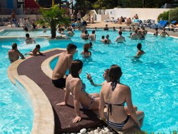 Camping Pas Cher vous présente avec son site Officiel campingpascher.fr, le CampingL'Océan classé 5 étoiles, situé sur la commune de Brem Sur Mer dans le département Vendée (Pays De La Loire) en France. Le camping L'Océan, vous présente un hébergement de type mobil-home de 32 m² pour 1 personne et télévision. Le camping L'Océan vous propose du sam. 10 octobre au sam. 17 octobre 2026 pour 7 nuits à 209€. Cette location propose 26 dates différentes pour réserver votre séjour. Découvrez également les 8 autres gammes d'hébergements du camping. Les Avis clients pour le CampingL'Océan sont excellents avec une note moyenne de 8 sur 10. Parc aquatique, Piscine couverte, Piscine extérieure, Animations familiales, Club ados, Club enfants, Aire de jeux enfants, Centre équestre, Court de tennis, Flipper, Golf, Ping-pong, Piscine, Planche à voile, Pétanque, Terrain de volley-ball, Terrain multisports, Bar, Brasserie, Dépôt de pain, Plats à emporter, Snack/Bar, Épicerie,... En savoir plus : cliquez-ICI.